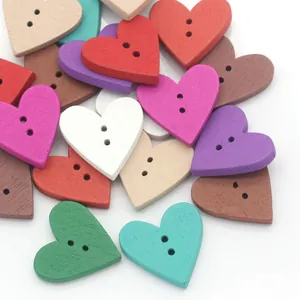 Botones de madera coloridos en forma de corazón con dos agujeros para costura