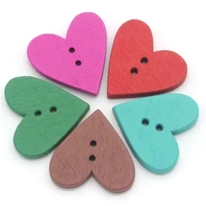 Primer plano de botones de madera coloridos en forma de corazón con diseño de dos agujeros