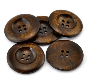 Cinco botones de madera marrón oscuro de cuatro agujeros con veta natural en fondo blanco