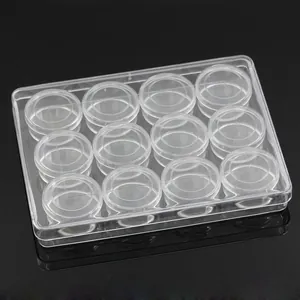 Vista detallada de 12 frascos redondos en una caja de almacenamiento de plástico transparente