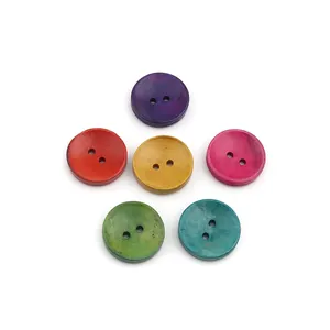 Primer plano de botones de madera redondos de colores con 2 agujeros para costura y DIY