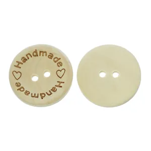 Botones redondos de madera natural con grabado de corazón hecho a mano y diseño de dos agujeros