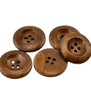 Botones de madera redondos de color marrón con cuatro agujeros para camisas