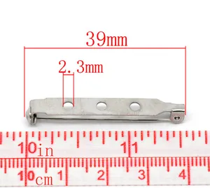 Dettaglio di una spilla di sicurezza argento da 39mm con tre fori per bigiotteria