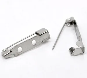 Dettaglio di spille di sicurezza argento da 25mm con tre fori per creare spille