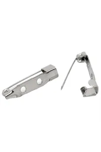 Accessori per spille in metallo argentato con due fori e dettaglio della chiusura chiara