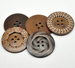 Primer plano de botones de madera redondos de 6 cm con diversos patrones grabados