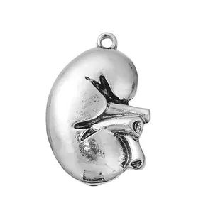 Pendentif anatomique en forme de rein fini argent antique avec textures réalistes