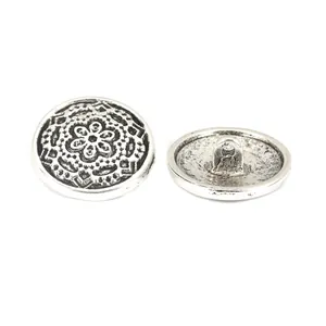 Boutons vintage 20mm ronds en alliage de zinc argent antique avec relief floral pour manteaux