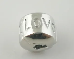 Dettaglio macro della perla con incisione LOVE argento per creazione gioielli fai-da-te