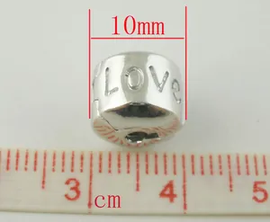 Macro di una perla in rame argento da 10mm con incisione LOVE per gioielli fai da te