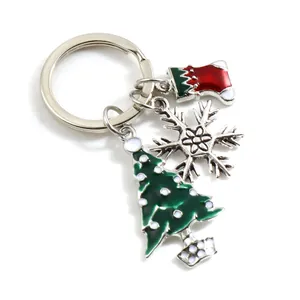 Portachiavi natalizio in lega di zinco con albero verde, fiocco di neve e calza rossa