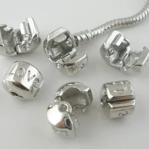 Clip di chiusura argento per bracciale snake con incisione love e finitura lucida