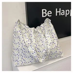 Détail du sac fourre-tout floral avec cordon de serrage et boucle de sangle réglable