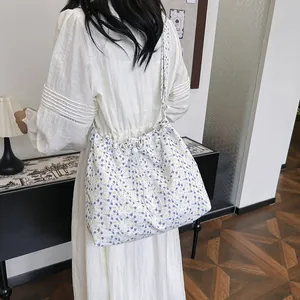 Sac à bandoulière floral avec cordon de serrage et motifs violets, sac élégant pour femme
