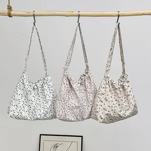 Sacs bandoulière en toile fleurie à cordon en trois couleurs sur tige en bois