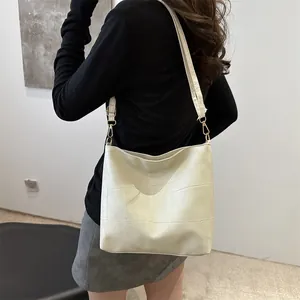 Minimalistische cremeweiße PU-Leder-Einkaufstasche mit quadratischer Steppung und Goldhaken