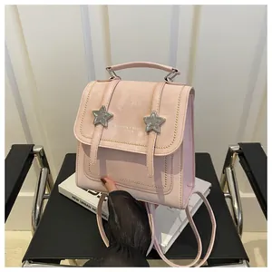 Detailansicht eines rosa Mehrweg-Rucksacks mit Sternschnallen und Tragegriff oben