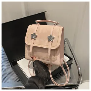 Nahaufnahme des rosa Leder-Minirucksacks mit silbernen Sternen und Goldnieten