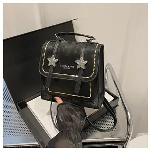 Detailansicht eines schwarzen Retro-Rucksacks mit silbernen Sternen und goldenen Nieten