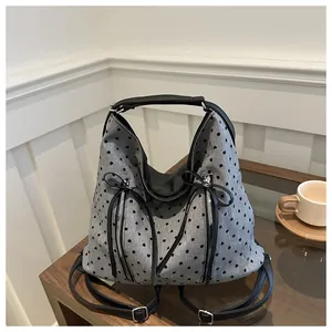 Detailaufnahme der grauen Stofftasche mit Herz-Punkten und silbernen Reißverschlüssen