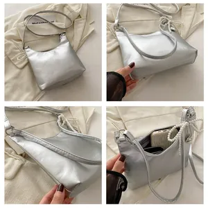 Détails du sac sous le bras argenté métallisé avec breloque perle et embossage