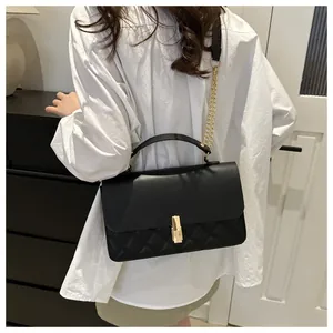 Détail de la texture matelassée et de la boucle dorée sur ce sac bandoulière noir élégant