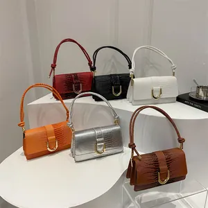 Sac bandoulière chic motif pierre avec texture crocodile et détails dorés élégants