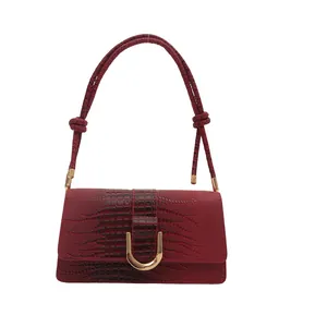 Petit sac rétro rouge à motif crocodile avec boucle dorée et bandoulière à nœuds