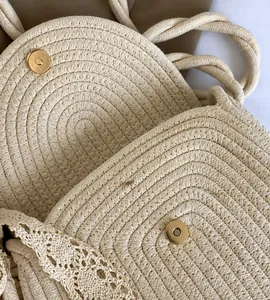 Detail van de gladde gouden magnetische gesp op een beige geweven strozak voor de zomer