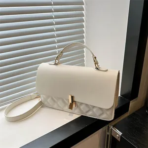 Sac bandoulière blanc matelassé élégant avec boucle dorée et poignée en cuir lisse