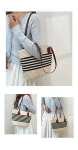 Detailansicht der gewebten Streifen-Tasche mit Lederriemen zum hellen Freizeitoutfit