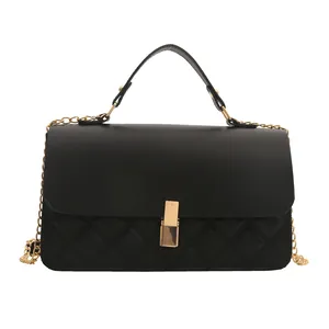 Sac à bandoulière matelassé avec fermoir doré et bandoulière chaîne en noir mat