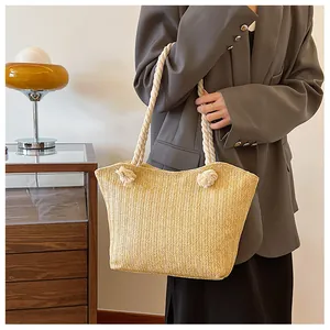 Dettaglio della borsa tote in tessuto kaki con manici in corda di canapa in stile minimalista