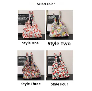 Vue détaillée de quatre sacs en toile à motifs floraux variés et colorés