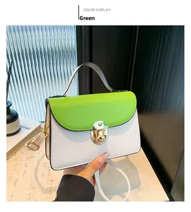 Dettaglio della patta verde della mini borsa a contrasto con chiusura dorata