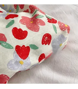Gros plan du sac en toile avec motifs de roses rouges et texture tissée douce