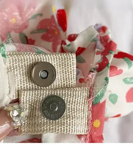 Détail du fermoir magnétique et des coutures renforcées sur le sac cabas à fleurs