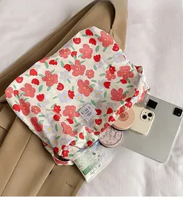 Détail du sac cabas en toile fleurie montrant une grande capacité pour les objets du quotidien