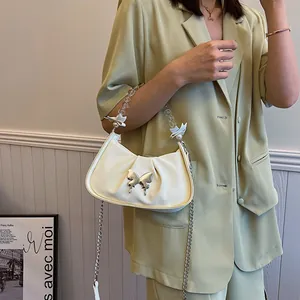 Sac à main blanc froncé avec boucle papillon, poignée en perles et bandoulière chaîne