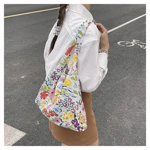 Gros plan détaillé d'un sac cabas en toile à fleurs avec imprimés colorés et étiquette