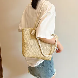 Elegante borsa tote in paglia intrecciata con manici in corda di cotone per donna mare