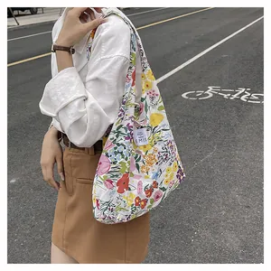 Détail d'un sac cabas en toile florale avec étiquette EMIS et motifs champêtres colorés
