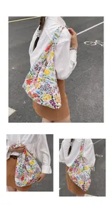 Détail du sac cabas en toile florale avec imprimés vifs et étiquette de marque tissée