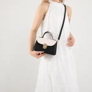 Elegante borsa a tracolla bicolore nero e beige con chiusura dorata e manico superiore