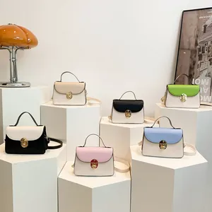 Borsa a tracolla alla moda in colori a contrasto con chiusura dorata e manico