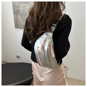 Marsupio argento metallizzato con cerniere a corda rosa e tracolla regolabile grigia