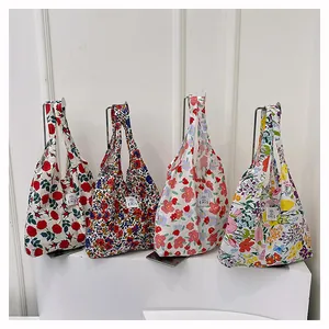 Détail de quatre sacs cabas EMIS en toile avec imprimés floraux vintage sur un support
