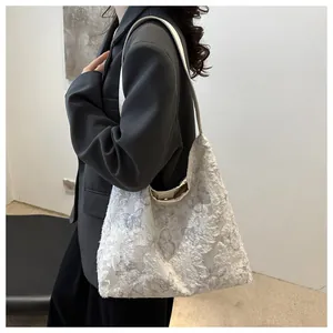 Détail du sac fourre-tout en toile crème avec jacquard papillon 3D et fermoir aimanté
