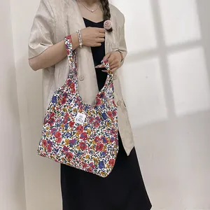 Sac fourre-tout floral en toile avec motifs de fleurs rouges et bleues et logo EMIS chic